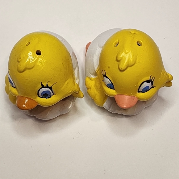 Salt and pepper baby chicks in an eggshell vintage project pieces - Picture 7 of 9